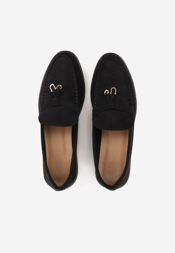 Renee - Czarne Mokasyny z Imitacji Zamszu Zdobione Zawieszką i Przeszyciem Aezoris. Okazja: na co dzień. Kolor: czarny. Materiał: zamsz. Wzór: aplikacja. Styl: casual, elegancki