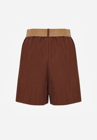 Born2be - Brązowe Szorty Casual z Wiskozą Wysokim Stanem i Plecionym Paskiem Evena. Okazja: na co dzień. Stan: podwyższony. Kolor: brązowy. Materiał: wiskoza. Styl: casual #8