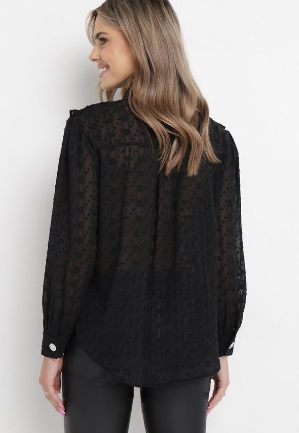 Born2be - Czarna Koszula Plumeti z Błyszczącą Nitką i Falbankami Banie. Typ kołnierza: kołnierz z falbankami. Kolor: czarny. Materiał: tkanina. Wzór: aplikacja