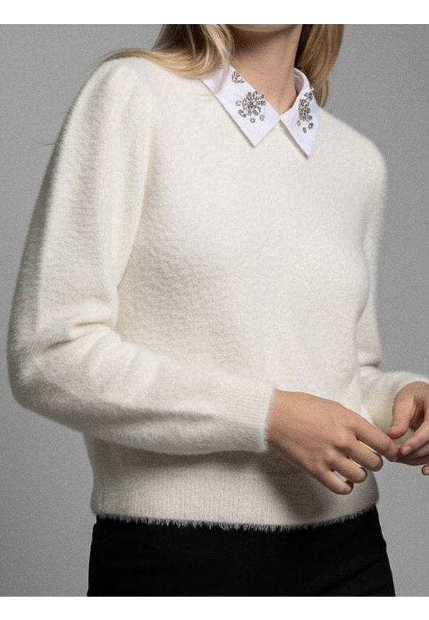 Sinsay - Sweter - kremowy. Kolor: kremowy. Materiał: materiał. Długość: długie. Wzór: aplikacja