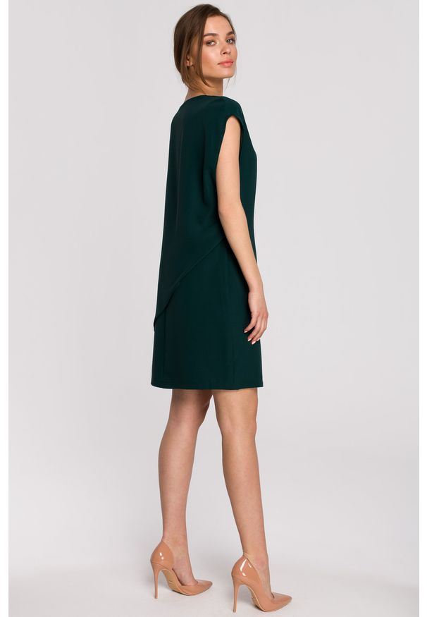 Sukienki.shop - Elegancka sukienka mini z asymetryczną falbaną drapowana zielona. Okazja: na ślub cywilny, na komunię, na wesele, na imprezę. Kolor: zielony. Typ sukienki: asymetryczne. Styl: elegancki. Długość: mini