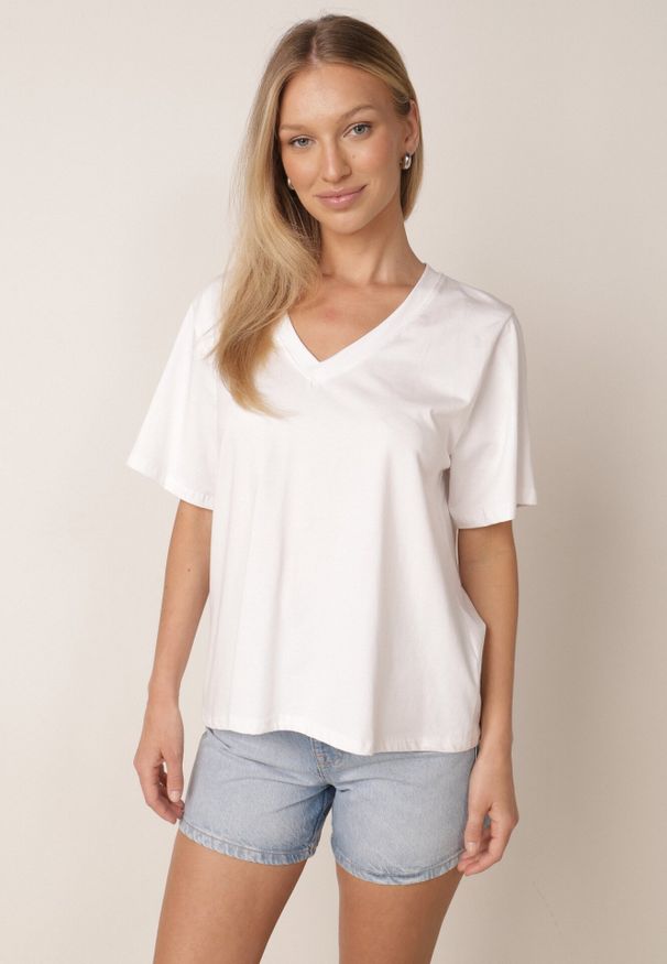 Born2be - Biały T-shirt z Bawełny z Trójkątnym Dekoltem Siliphe. Okazja: do pracy, na co dzień, na spotkanie biznesowe. Kolor: biały. Materiał: bawełna. Styl: elegancki, biznesowy, casual