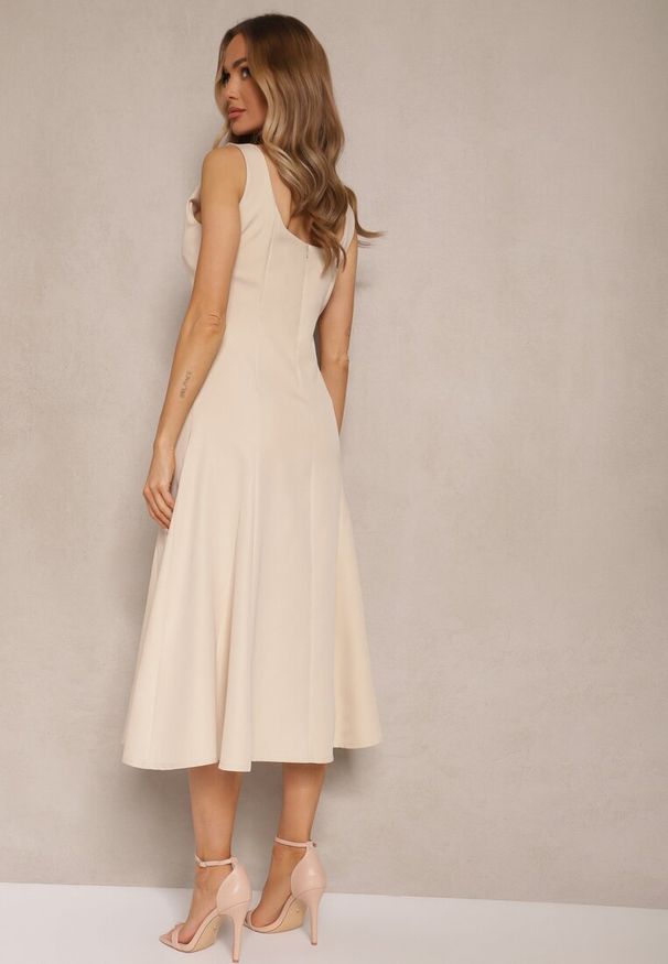 Renee - Beżowa Rozkloszowana Sukienka w Klasycznym Stylu Deslene. Typ kołnierza: dekolt kwadratowy. Kolor: beżowy. Typ sukienki: proste. Styl: klasyczny