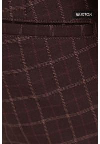 Brixton spodnie męskie kolor bordowy w fasonie chinos. Kolor: czerwony. Materiał: materiał, tkanina