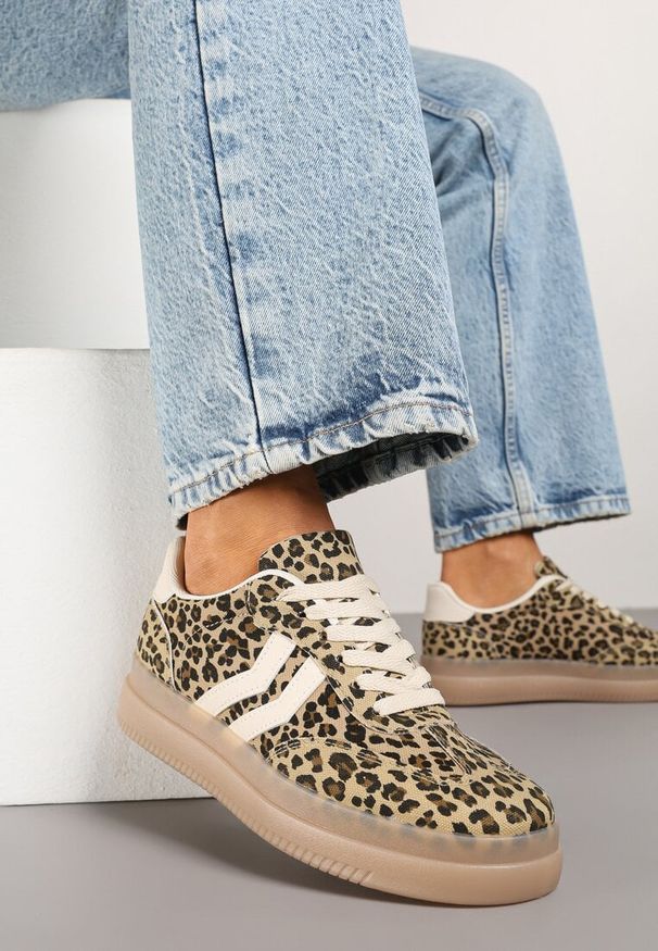 Renee - Panterkowe Sneakersy Tenisówki Ozdobione Paskami Falovinia. Okazja: na co dzień. Zapięcie: pasek. Materiał: jeans. Wzór: aplikacja