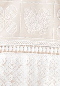 Born2be - Jasnobeżowa Rozkloszowana Sukienka z Plisowanym Dołem i Ozdobnymi Haftami Asorasia. Okazja: na co dzień. Typ kołnierza: dekolt w kształcie V. Kolor: beżowy. Materiał: skóra. Wzór: haft. Typ sukienki: plisowane. Styl: elegancki, casual #6