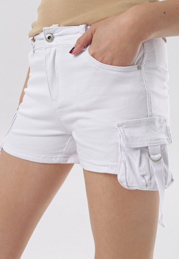Born2be - Białe Szorty Vivialori. Okazja: na co dzień. Stan: podwyższony. Kolor: biały. Materiał: jeans. Długość: długie. Styl: sportowy, casual