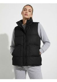 Sinsay - Pikowana kamizelka ze stójką - czarny. Typ kołnierza: kołnierzyk stójkowy. Kolor: czarny #1