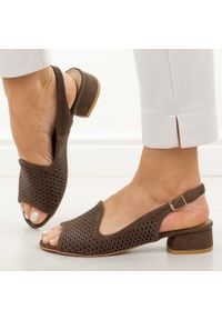 DEONI - Czekoladowe ażurowe skórzane Polskie sandały damskie na obcasie Deoni D521C. Okazja: na ślub cywilny, na wesele, na imprezę. Kolor: brązowy. Materiał: zamsz, skóra. Wzór: ażurowy. Sezon: wiosna, lato. Obcas: na obcasie. Styl: elegancki, klasyczny. Wysokość obcasa: średni #1