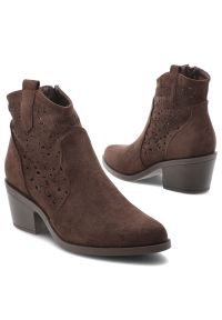 Botki damskie S.Barski, cholewka materiałowa ażurowa niski obcas lekka forma, brązowe, HY61-8009. Okazja: na co dzień. Kolor: brązowy. Materiał: materiał. Szerokość cholewki: normalna. Wzór: ażurowy. Obcas: na obcasie. Styl: casual, elegancki, klasyczny. Wysokość obcasa: niski #6