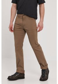 Wrangler Spodnie męskie kolor brązowy proste. Kolor: brązowy. Materiał: tkanina. Wzór: gładki