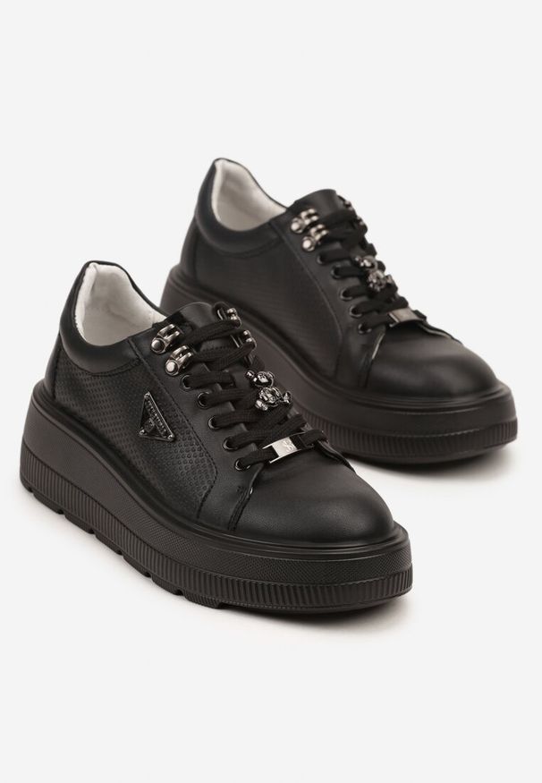 Renee - Czarne Skórzane Sneakersy na Platformie Ozdobione Aplikacją Doliresa. Okazja: na co dzień. Kolor: czarny. Materiał: skóra. Wzór: aplikacja. Obcas: na platformie