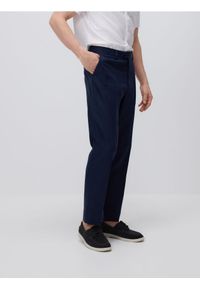 Reserved - Spodnie regular fit z lnem - granatowy. Kolor: niebieski. Materiał: len #1