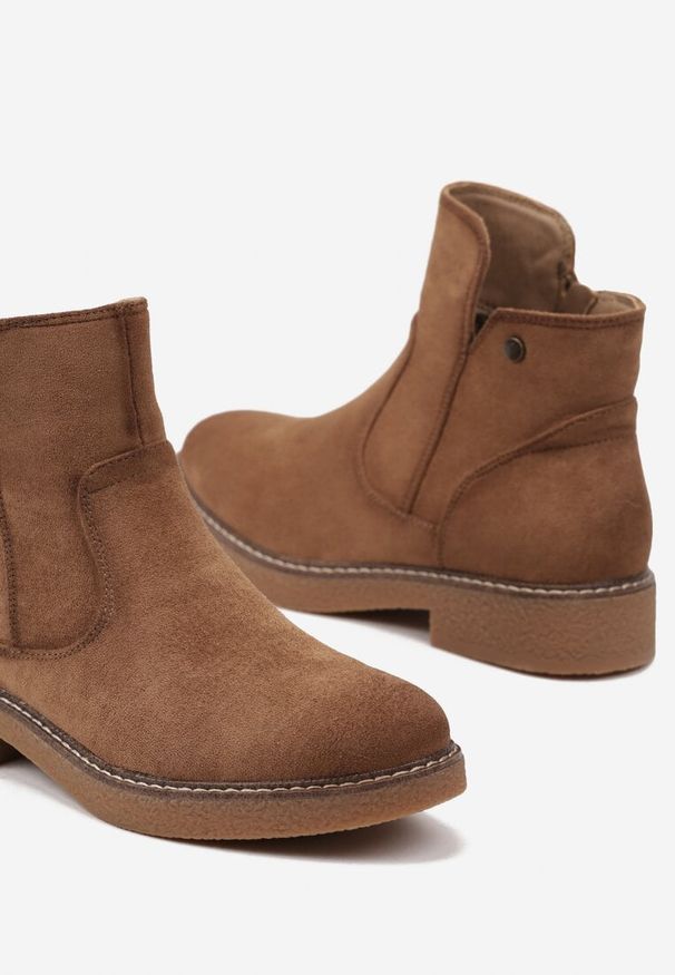 Born2be - Brązowe Płaskie Botki Ozdobione Aplikacją i Przeszyciami Hariella. Okazja: na co dzień. Zapięcie: zamek. Kolor: brązowy. Materiał: jeans. Wzór: aplikacja. Obcas: na obcasie. Styl: casual, elegancki. Wysokość obcasa: niski