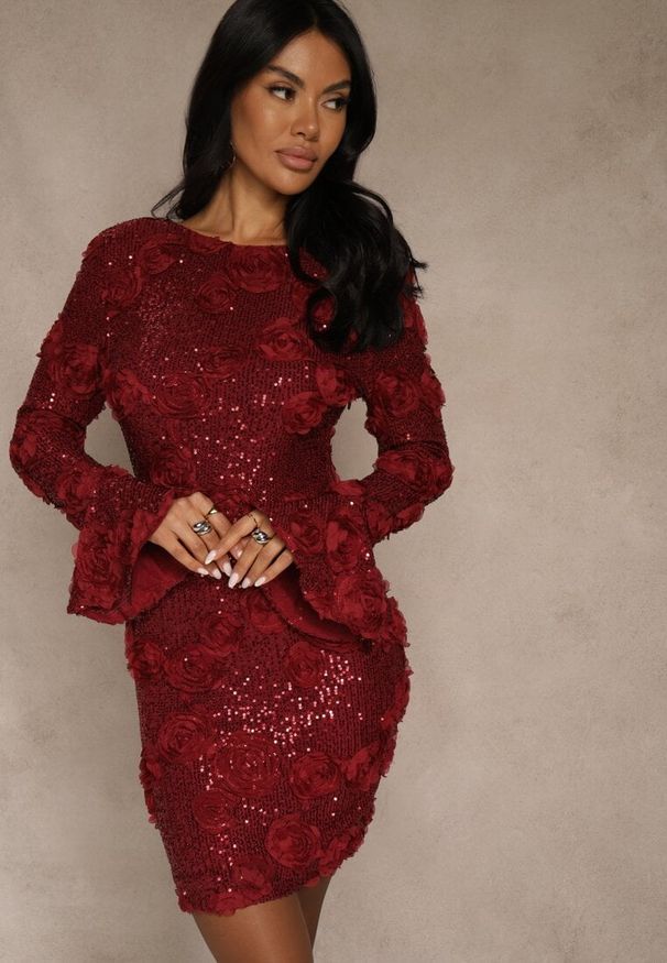 Renee - Bordowa Dopasowana Sukienka Ozdobiona Cekinami i Kwiatami 3D Raweda. Okazja: na co dzień, na imprezę. Kolor: czerwony. Materiał: poliester. Wzór: aplikacja, kwiaty. Sezon: wiosna. Styl: casual. Długość: midi