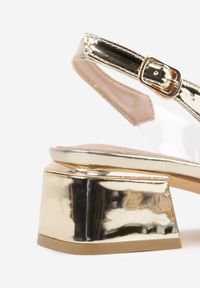 Renee - Złote Eleganckie Sandały VICES z Transparentną Cholewką i Klamrą z Cyrkoniami Qinieth. Zapięcie: klamry. Kolor: złoty. Materiał: satyna. Obcas: na obcasie. Styl: elegancki. Wysokość obcasa: średni #6