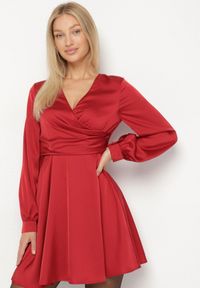 Born2be - Czerwona Satynowa Sukienka VICES z Kopertowym Dekoltem i Bufiastymi Rękawami Nivita. Okazja: na randkę, na ślub cywilny, na wesele. Typ kołnierza: dekolt w serek, dekolt kopertowy. Kolor: czerwony. Materiał: satyna. Typ sukienki: kopertowe. Styl: klasyczny, elegancki #1