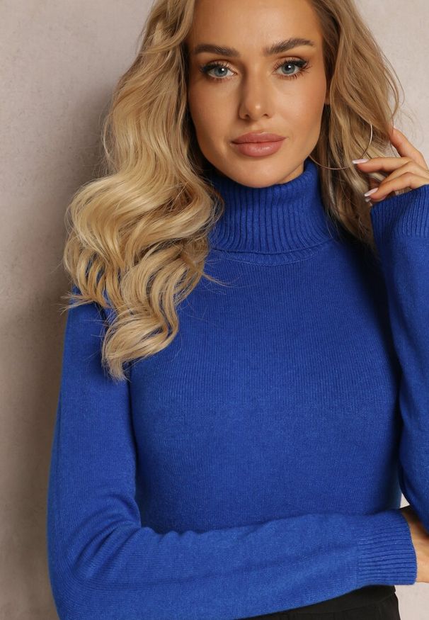 Renee - Niebieski Golf Dzianinowy Apasge. Typ kołnierza: golf. Kolor: niebieski. Materiał: dzianina. Długość rękawa: długi rękaw. Długość: długie. Styl: klasyczny