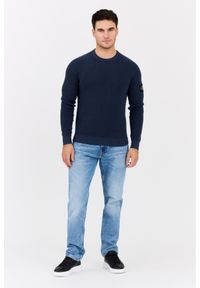 Calvin Klein - CALVIN KLEIN Granatowy męski sweter z naszywką. Okazja: na co dzień. Kolor: niebieski. Materiał: bawełna. Wzór: aplikacja. Styl: elegancki, klasyczny, casual #6