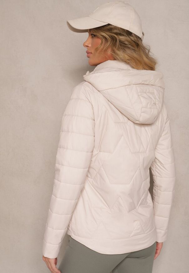 Renee - Ciemnobeżowa Kurtka z Geometrycznym Pikowaniem i Kapturem Lilidi. Okazja: na spacer, na co dzień. Kolor: beżowy. Materiał: jeans. Wzór: geometria. Styl: elegancki, wizytowy, casual