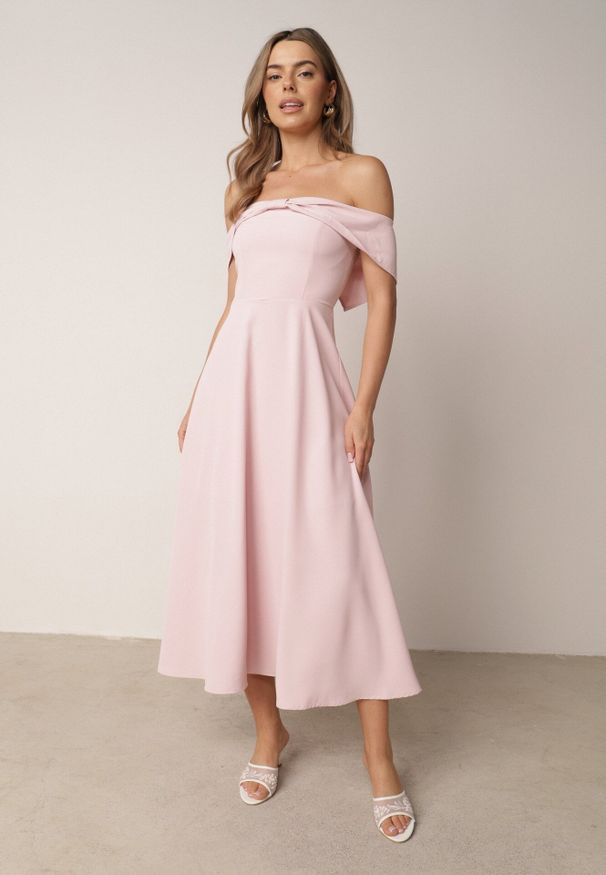 Born2be - Różowa Koktajlowa Sukienka VICES Hiszpanka o Rozkloszowanym Kroju Diolora. Typ kołnierza: dekolt hiszpanka. Kolor: różowy. Materiał: poliester. Typ sukienki: rozkloszowane. Styl: wizytowy