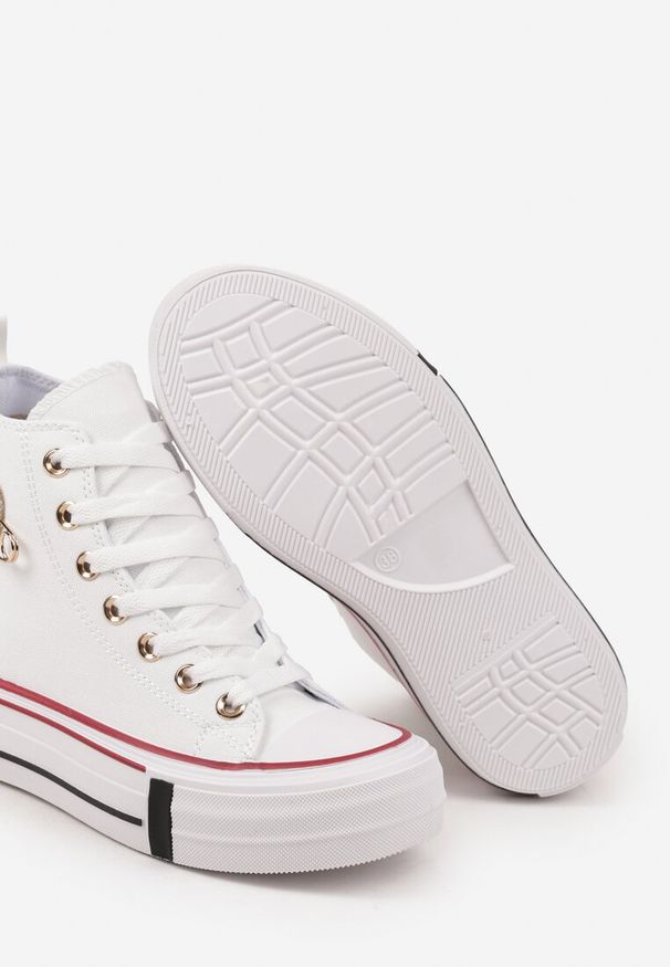 Renee - Białe Trampki za Kostkę Ozdobione Aplikacją 3D Vizana. Okazja: na co dzień, na spacer. Wysokość cholewki: za kostkę. Zapięcie: sznurówki. Kolor: biały. Materiał: jeans. Wzór: aplikacja. Obcas: na platformie. Styl: casual