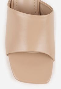 Renee - Ciemnobeżowe Eleganckie Klapki na Słupku z Otwartym Noskiem Kwadratowym Hippeis. Okazja: na co dzień. Nosek buta: otwarty. Kolor: beżowy. Materiał: jeans. Obcas: na słupku. Styl: elegancki. Wysokość obcasa: średni #8