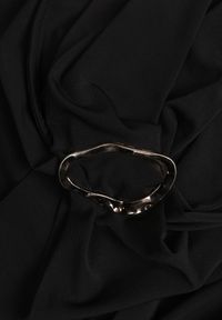 Born2be - Czarne Marszczone Body z Dekoltem Łódka i Ozdobną Aplikacją na Ramieniu Carlenka. Okazja: na co dzień, na spotkanie biznesowe. Typ kołnierza: dekolt w łódkę. Kolor: czarny. Materiał: materiał. Wzór: aplikacja. Styl: casual, biznesowy, wizytowy #5