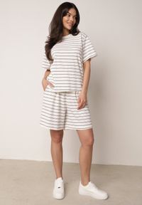Born2be - Czarno-Białe Bawełniane Szorty w Paski z Wysokim Stanem w Stylu Casual Naunea. Okazja: na co dzień. Stan: podwyższony. Kolor: biały. Materiał: bawełna. Długość: długie. Wzór: paski. Sezon: lato. Styl: casual #1