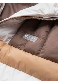 Ombre Clothing - Kolorowa sportowa męska kurtka w stylu retro – beżowo-biała V2. Typ kołnierza: kołnierzyk stójkowy. Kolor: biały. Materiał: guma, syntetyk, poliester, materiał. Wzór: kolorowy. Styl: retro, sportowy #3