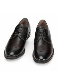 Wittchen - Męskie buty do garnituru skórzane gładkie. Okazja: na spotkanie biznesowe. Nosek buta: otwarty. Kolor: czarny. Materiał: skóra. Szerokość cholewki: normalna. Wzór: gładki. Sezon: lato. Styl: klasyczny, sportowy, biznesowy #4
