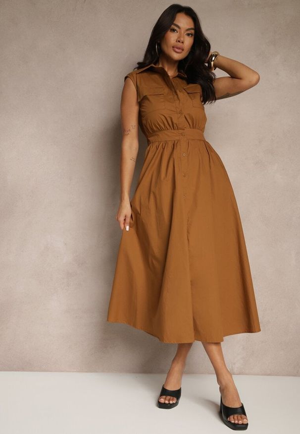 Renee - Brązowa Sukienka Koszulowa z Bawełny Ozdobiona Kieszonkami Saviette. Okazja: na co dzień. Kolor: brązowy. Materiał: bawełna. Wzór: aplikacja. Typ sukienki: koszulowe. Styl: elegancki, casual, klasyczny