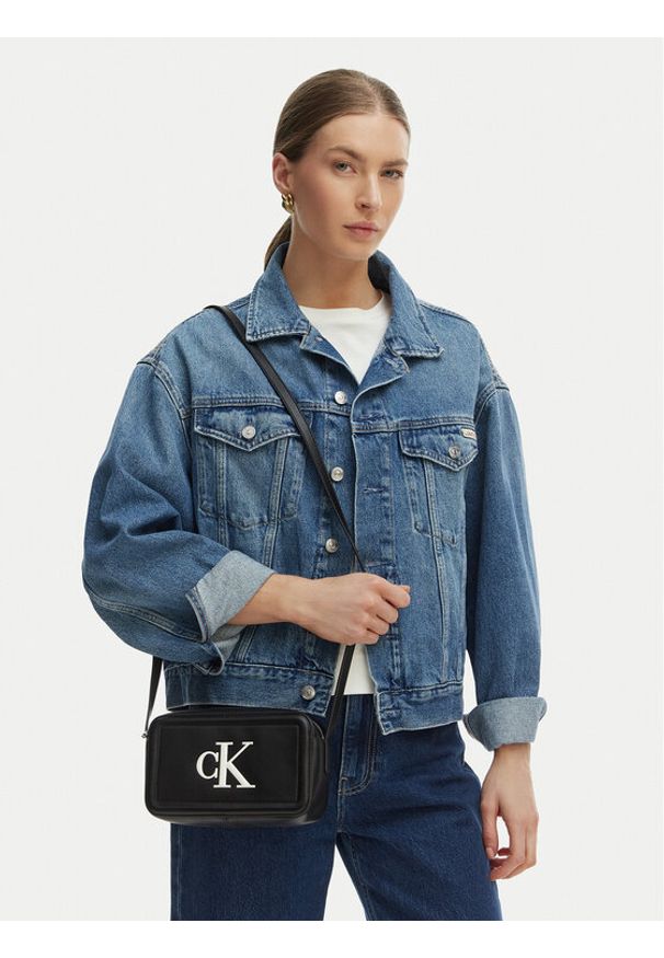 Calvin Klein Torebka Bold Ck Camera Bag LV04F3220G Czarny. Kolor: czarny. Materiał: skórzane