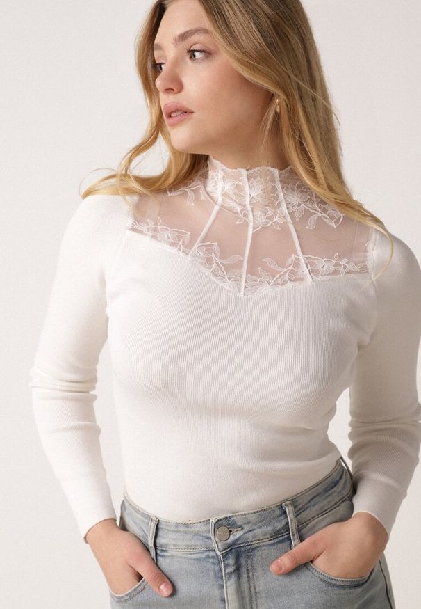 Born2be - Biały Dopasowany Sweter z Półgolfem z Wiskozą Zdobiony Koronkową Siateczką Genna. Okazja: na co dzień. Kolor: biały. Materiał: wiskoza, koronka. Wzór: aplikacja. Styl: casual, elegancki