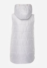 Renee - Biała Długa Kamizelka Pikowana z Nieodpinanym Kapturem Ozdobiona Naszywką Kasseda. Okazja: na co dzień. Kolor: biały. Materiał: poliester, jeans. Długość: długie. Wzór: aplikacja. Styl: casual #3