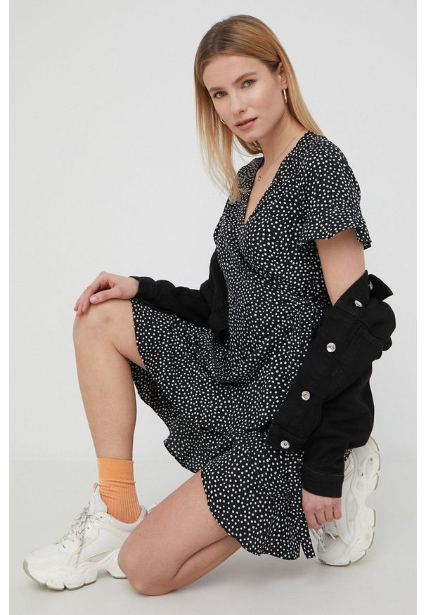 Vero Moda sukienka kolor czarny mini rozkloszowana. Kolor: czarny. Materiał: włókno, materiał, tkanina. Długość rękawa: krótki rękaw. Typ sukienki: rozkloszowane. Długość: mini