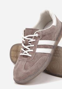 Renee - Brązowe Płaskie Sneakersy ze Skóry Naturalnej z Ozdobnymi Paskami Nelarielis. Okazja: na co dzień, na spacer. Zapięcie: pasek. Kolor: brązowy. Materiał: skóra. Wzór: paski. Obcas: na obcasie. Wysokość obcasa: niski. Sport: turystyka piesza