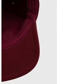 Guess czapka z daszkiem bawełniana kolor bordowy z aplikacją. Kolor: czerwony. Materiał: bawełna. Wzór: aplikacja #2