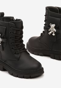 Born2be - Czarne Sznurowane Botki Workery na Płaskiej Podeszwie z Metaliczną Ozdobą Leanirith. Okazja: na imprezę, na uczelnię. Kolor: czarny. Materiał: jeans. Wzór: aplikacja. Styl: młodzieżowy, elegancki #3