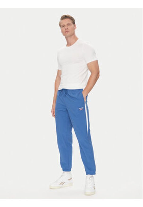 Reebok Spodnie dresowe 100215278 Niebieski Regular Fit. Kolor: niebieski. Materiał: syntetyk