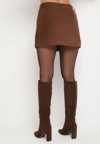 Born2be - Brązowa Spódnica VICES Mini z Imitacji Zamszu Tavite. Okazja: na co dzień. Stan: podwyższony. Kolor: brązowy. Materiał: zamsz. Styl: klasyczny, casual, elegancki #6