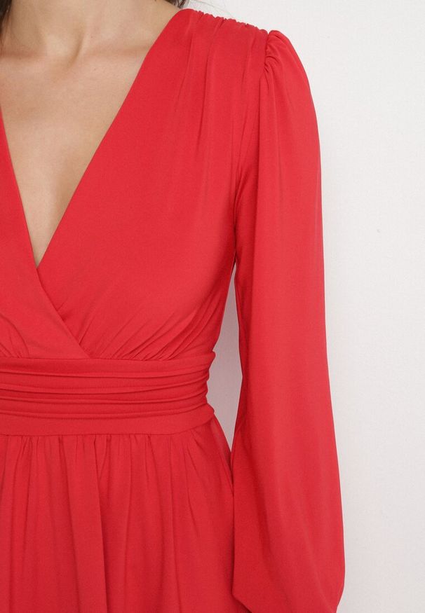 Born2be - Czerwona Rozkloszowana Sukienka z Wiskozą Selithiel. Okazja: na ślub cywilny, na wesele, na imprezę. Typ kołnierza: dekolt w serek. Kolor: czerwony. Materiał: wiskoza. Styl: elegancki