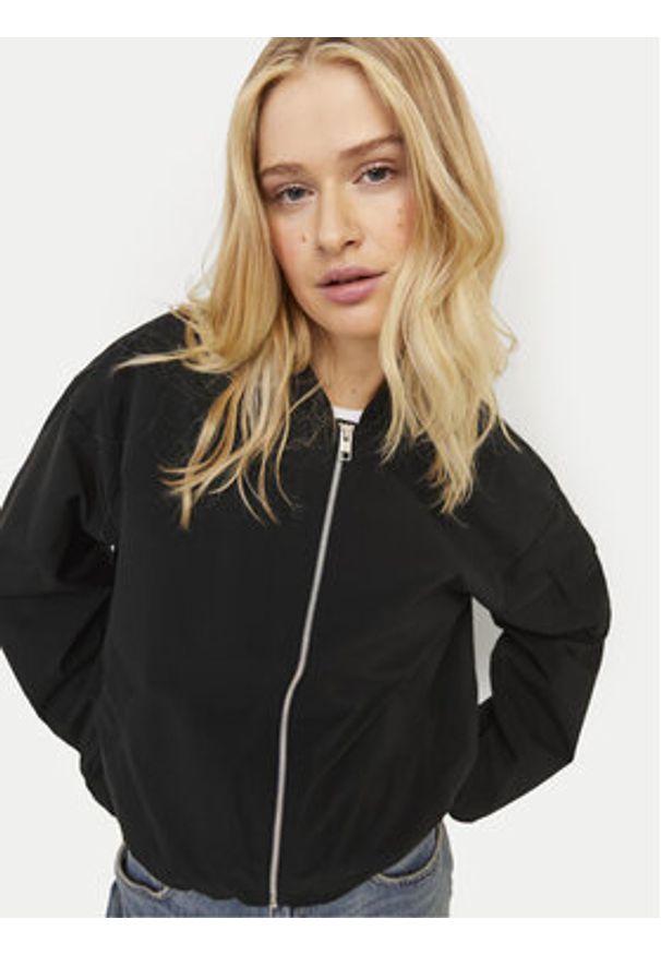 JJXX Kurtka bomber Leila 12253330 Czarny Regular Fit. Kolor: czarny. Materiał: syntetyk