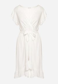 Born2be - Biała Kopertowa Sukienka z Asymetrycznym Dołem Ozdobiona Falbanką z Paskiem w Talii Snidia. Okazja: na co dzień, na spacer. Kolor: biały. Wzór: aplikacja. Sezon: lato. Typ sukienki: asymetryczne, kopertowe. Styl: casual, elegancki, klasyczny #4