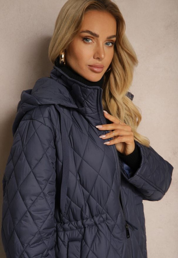 Renee - Granatowa Kurtka z Pikowanymi Przeszyciami w Kratkę oraz Wewnętrznymi Ściągaczami w Pasie Tiliona. Okazja: na co dzień. Kolor: niebieski. Materiał: jeans. Wzór: kratka. Styl: casual