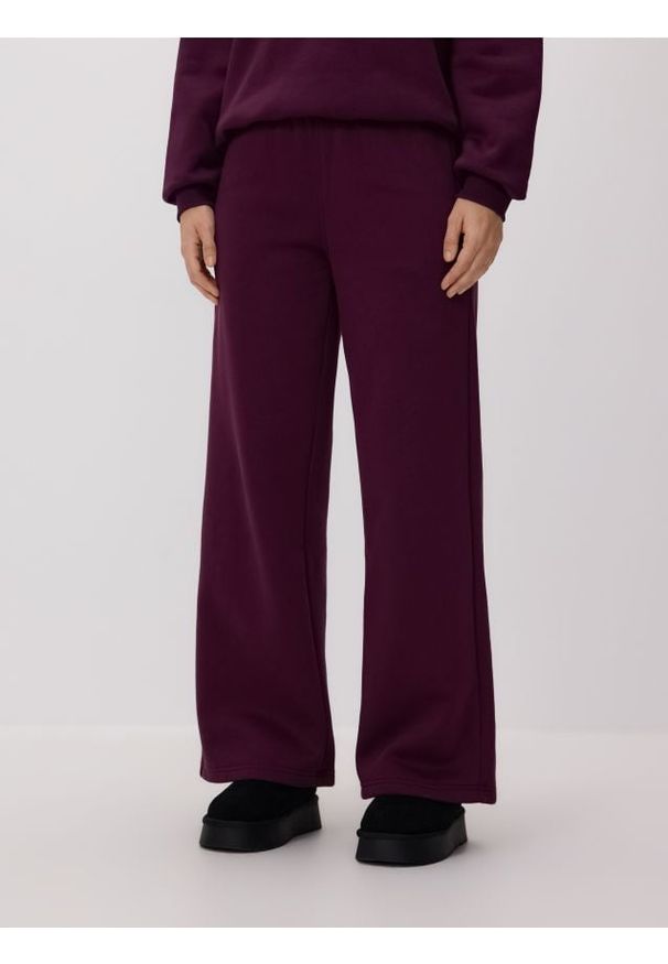Reserved - Spodnie dresowe - ciemnofioletowy. Kolor: fioletowy. Materiał: dresówka