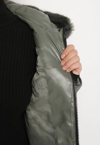Born2be - Zielona Pikowana Kurtka z Kapturem z Futerkiem Zorria. Typ kołnierza: kaptur. Kolekcja: plus size. Kolor: zielony. Materiał: futro. Wzór: aplikacja #5