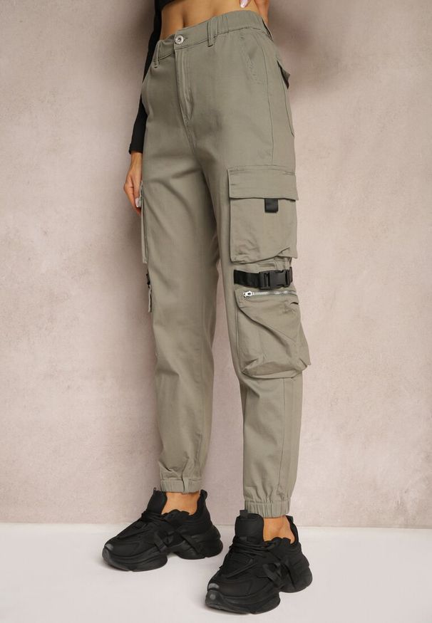 Renee - Ciemnozielone Spodnie Joggery z Kieszeniami Cargo z Elastycznej Bawełny Irisane. Okazja: na co dzień. Kolor: zielony. Materiał: bawełna. Styl: elegancki, casual