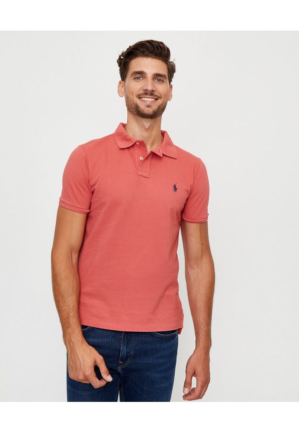 Ralph Lauren - RALPH LAUREN - Czerwona koszulka Custom Fit. Okazja: na co dzień. Typ kołnierza: polo. Kolor: czerwony. Materiał: jeans, bawełna, prążkowany. Wzór: haft. Styl: casual