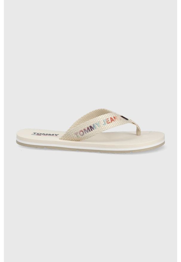 Tommy Jeans japonki damskie kolor beżowy na płaskim obcasie. Kolor: beżowy. Materiał: materiał. Obcas: na obcasie. Wysokość obcasa: niski